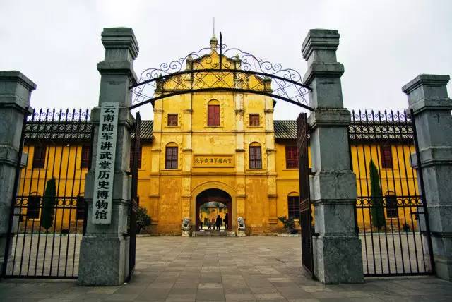 云南陆军讲武堂始建于1907年,1909年正式开学,1928年结束.