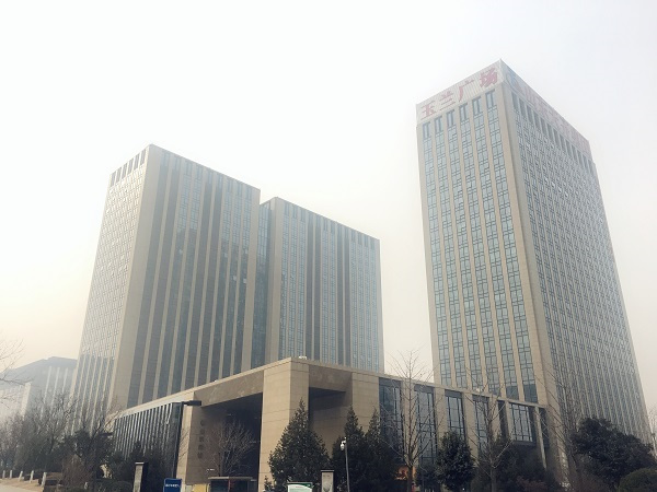 佰钧成济南分部坐落在省体附近,玉兰广场的办公楼高大尚