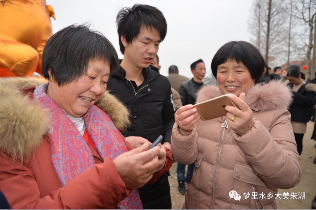 【老少几代出嫁女,近日欢聚在娘家】