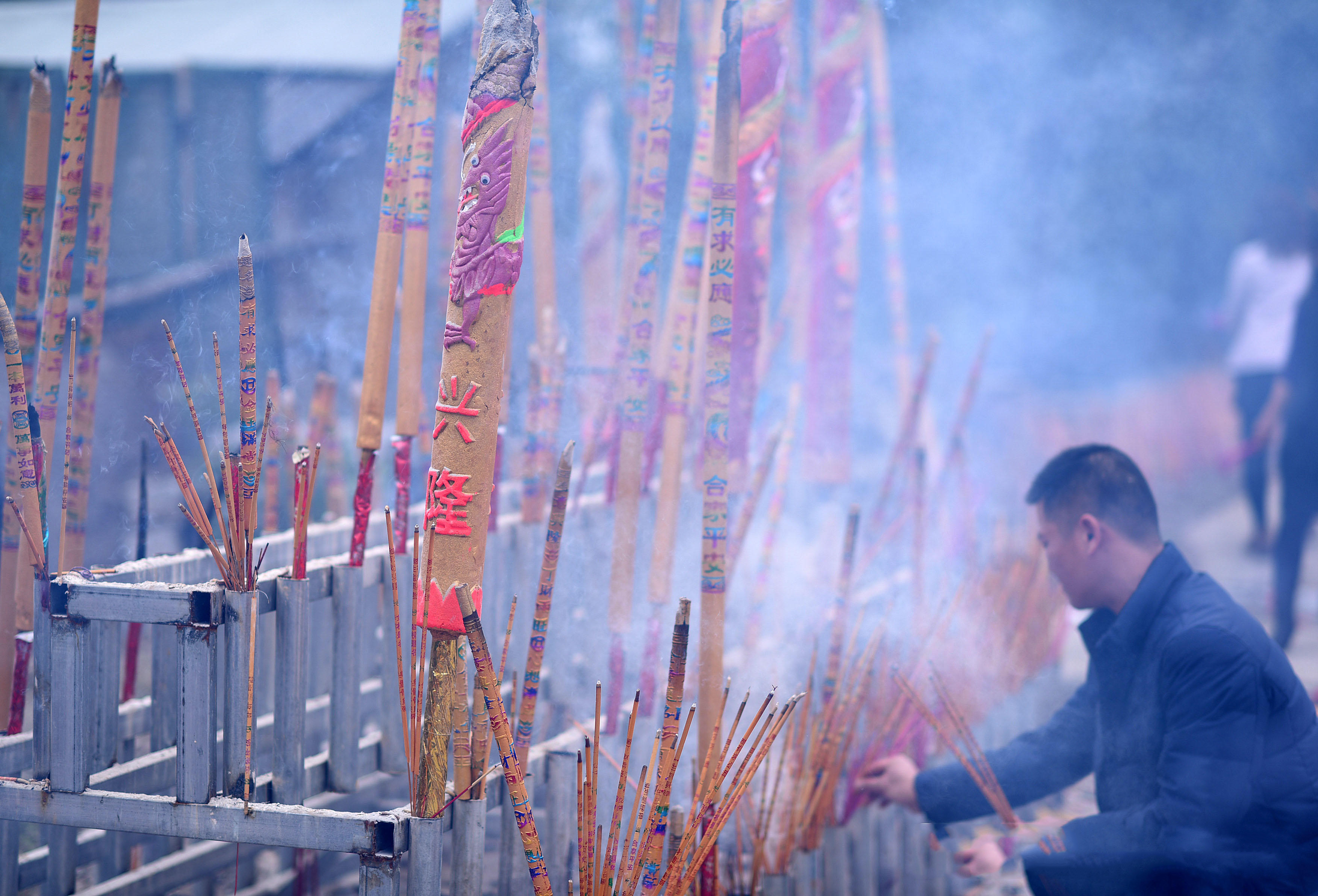 过年上香是习俗,竟然被用作商业一根香快成天价