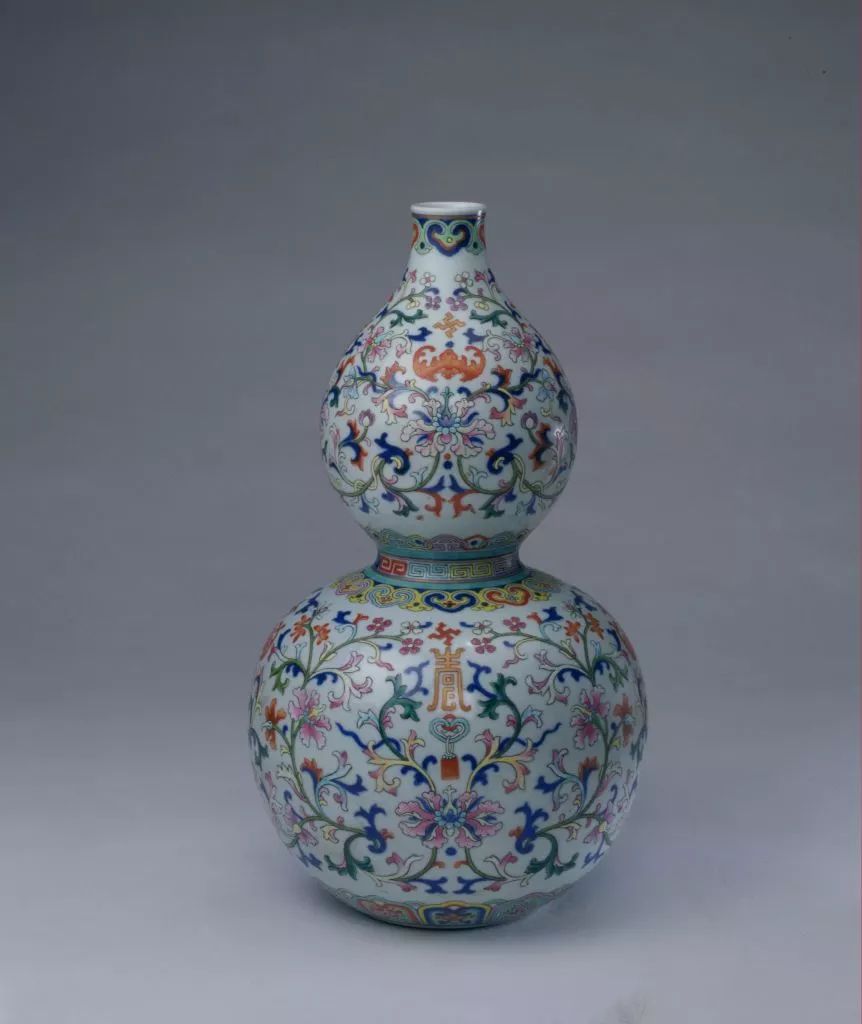 斗彩勾莲纹"寿"字葫芦瓶,清乾隆,高33.1cm,口径3.6cm,足径8cm