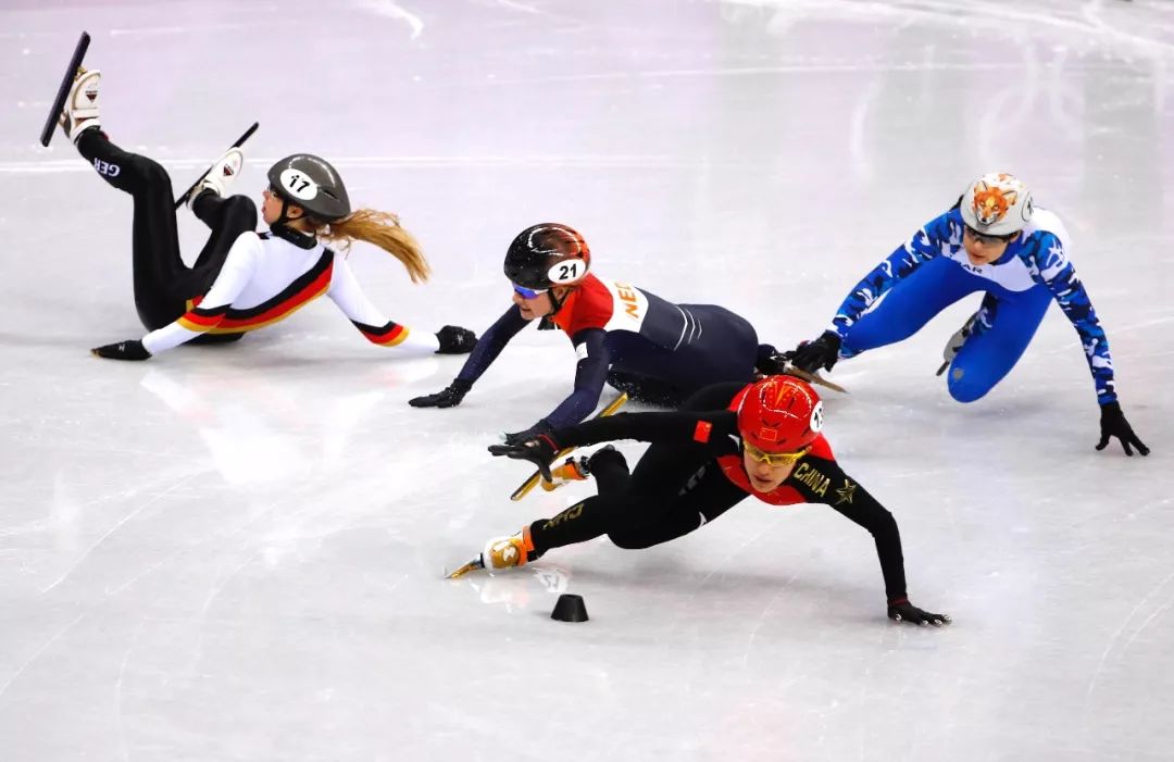 平昌冬奥会短道速滑男子5000米接力,中国队夺得银牌登台领奖,兴奋的