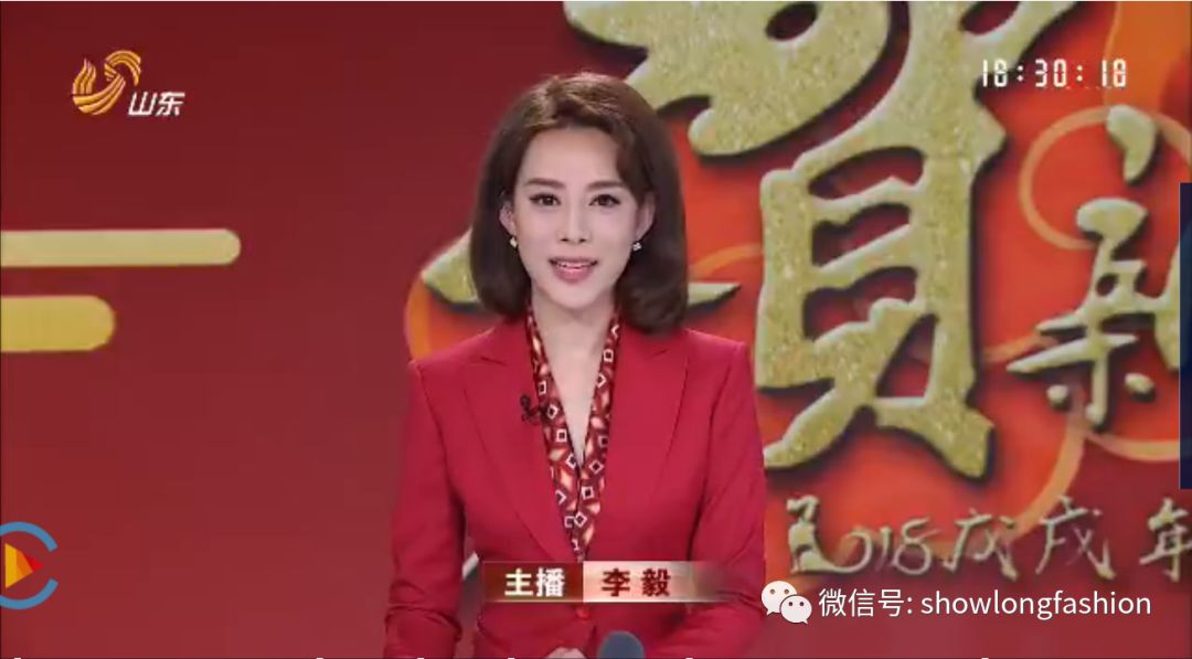 短发的她更习惯以 干练,简洁的形象示人 春节期间 李毅身穿舒朗高级