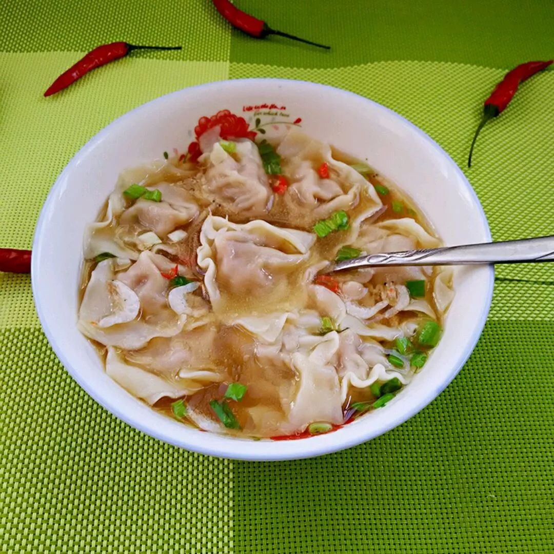 一碗香喷喷的鲜肉馄饨的做法,满满的肉馅,配上鲜美的