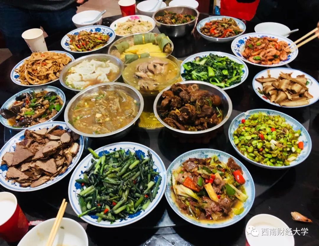 (投稿:@反射弧长到天际线) 河南 所谓年夜饭,就是新年愿望的美食表达