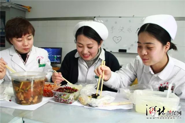 2月15日晚(除夕夜),邯郸市第二医院内一科医护人员查看完病人后,一起