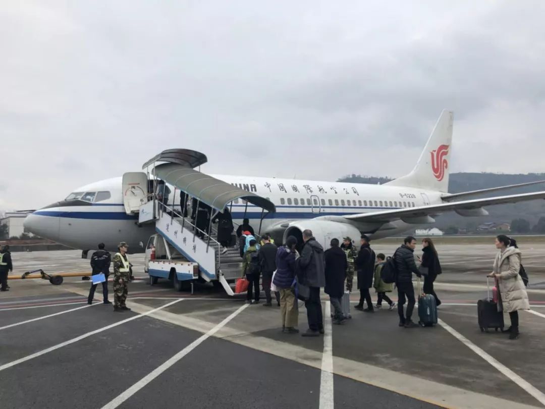 仔细观察发现,在窗口买票的旅客大多都是到重庆成都西安广安等地的