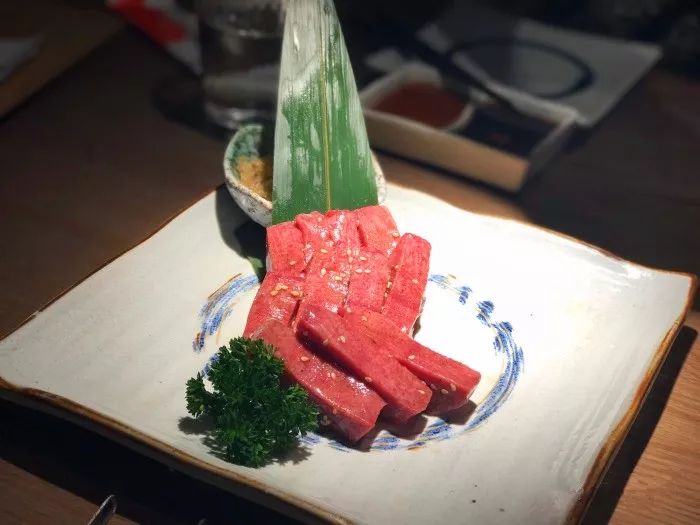 顶级松阪猪,玫瑰牛舌,秘制牛五花……肉类食材质地鲜嫩,口感细腻,摆盘