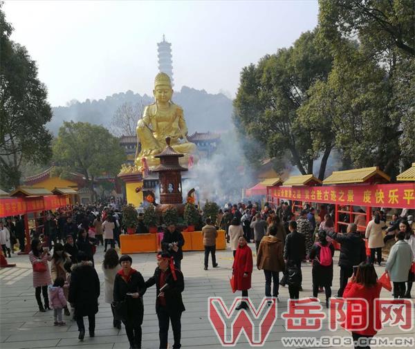 新春走基层:大年初一圣安寺祈福市民人流如织