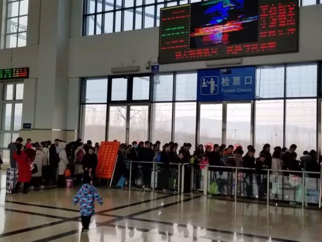 曲阜站职工热心帮助困难旅客平邑站乘降旅客组织有序郯城站客流平稳