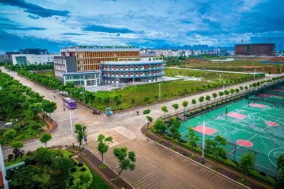 广西师范大学雁山校区,仿制了王城校区的大门.