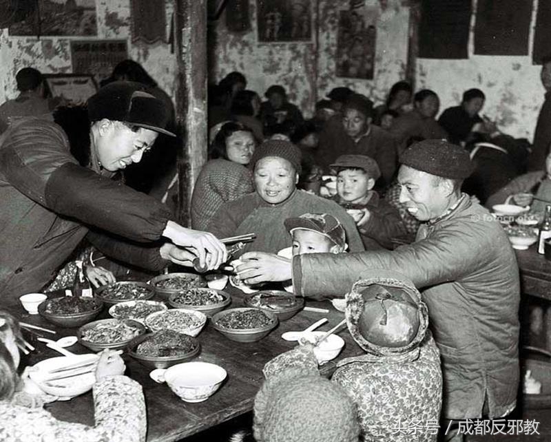 六七十年代年夜饭是一年中最好的一顿饭."我小时候最盼的就是过年.