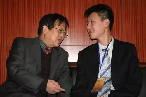 谢靖(右)和老师胡荣华(左)