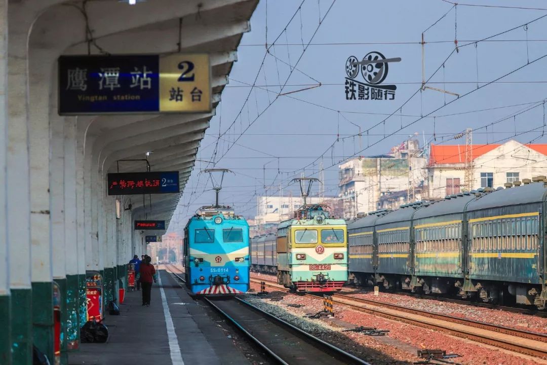 南昌铁路局鹰潭机务段也曾配属过一批韶山3,并在浙赣线(即今天的沪昆