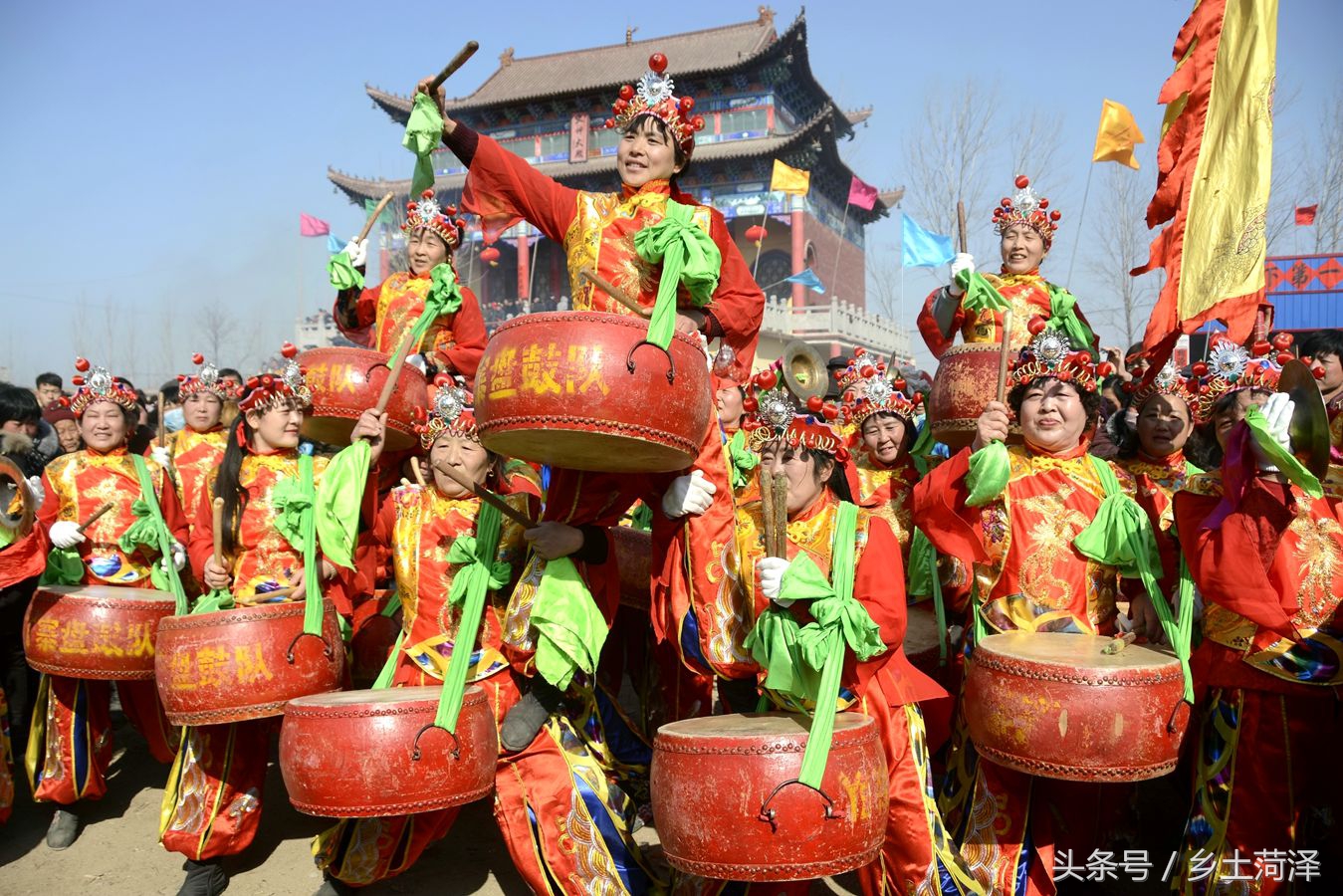 20名乡村妇女组建盘鼓队每场1000元还得提前预约