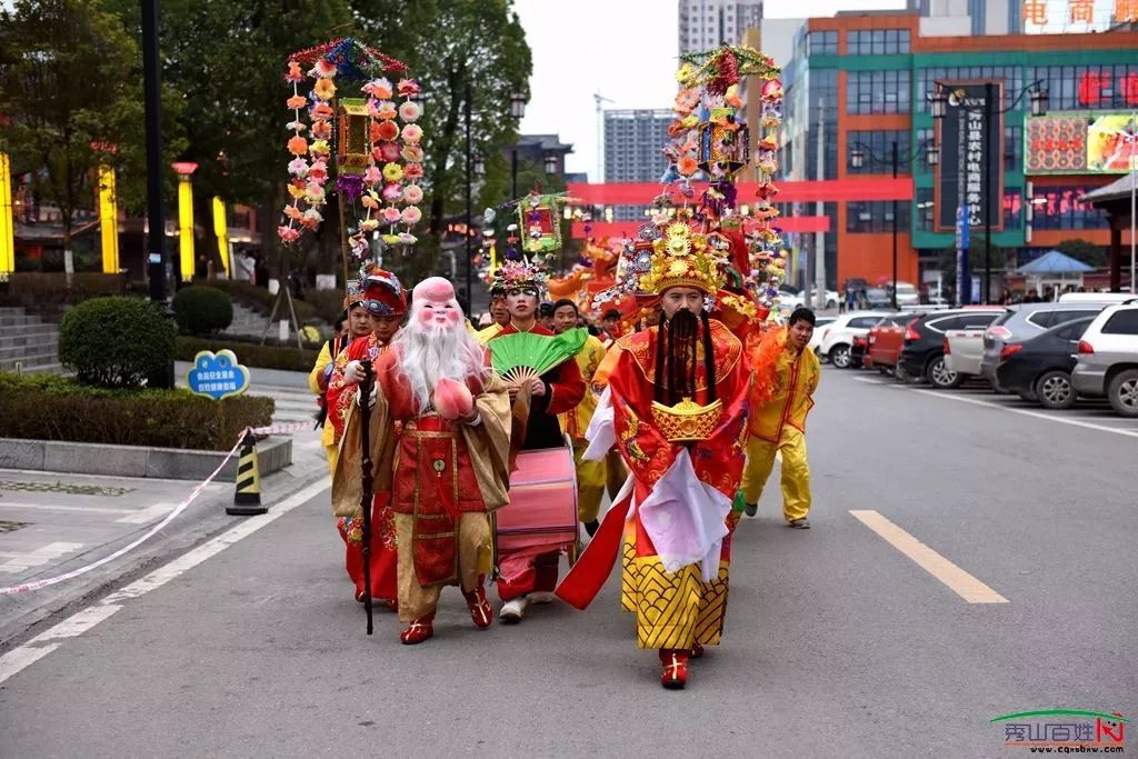 秀山凤凰山花灯民俗旅游区举行"迎新春,开财门"活动