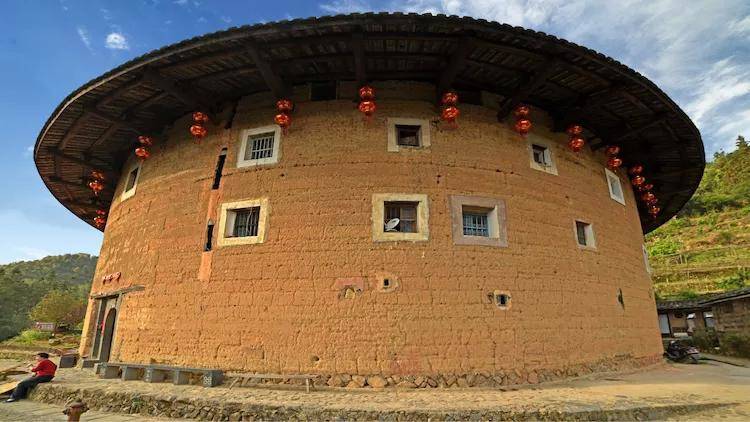 田螺坑土楼群 是传统民居建筑的杰作,位于福建省漳州市南靖县西部的书