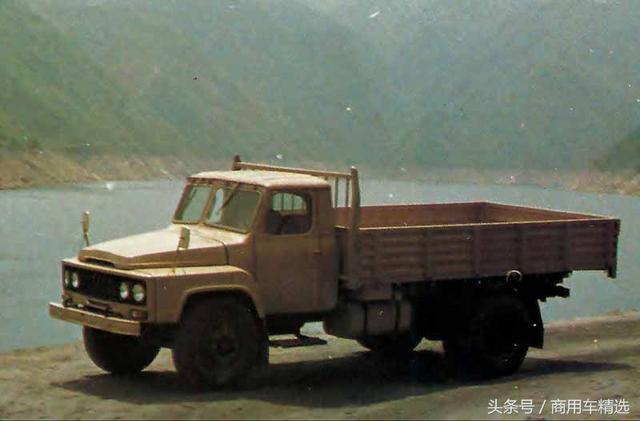 33年前的老5吨东风画册罕见的1985年版东风eq140资料册