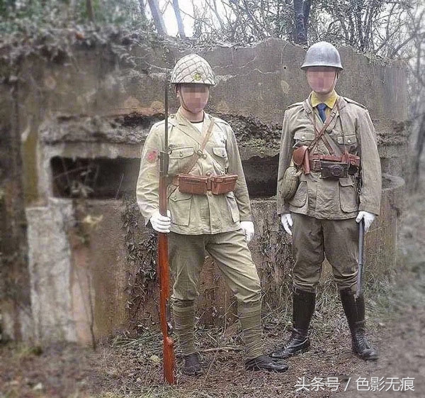 两男子脑残,穿日本军服在抗战遗址拍照合影,被抓获拘留15天