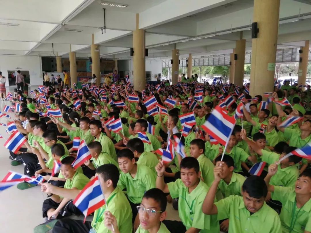 泰国学生早早到达了活动地点等待