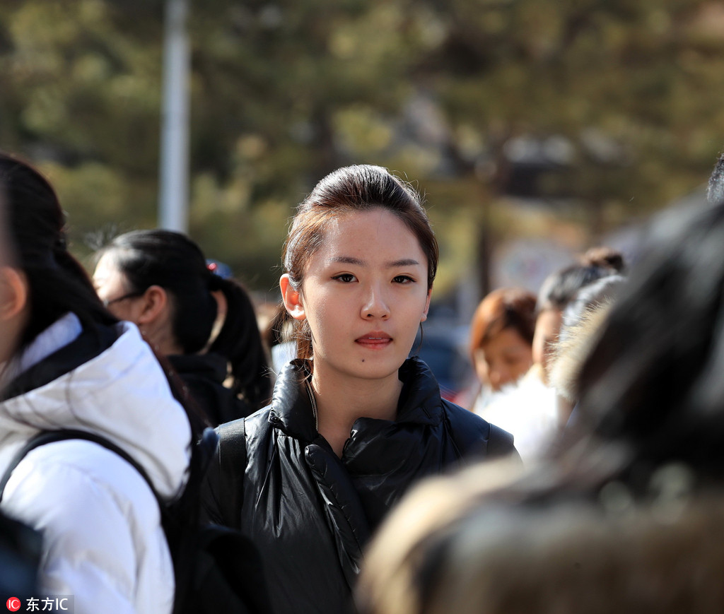 2月23日,中国传媒大学艺考初试开始.俊男靓女考生场外等候考试.