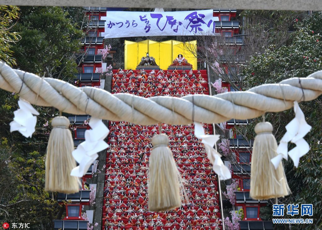 日本神社展出1800个人偶娃娃迎女儿节 场面壮观