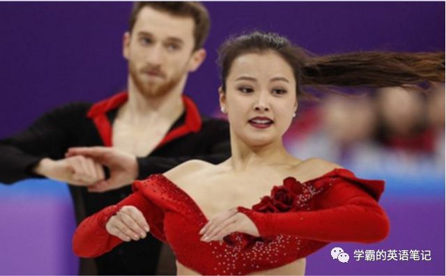 韩国花滑女神赛场上衣服意外崩开的瞬间