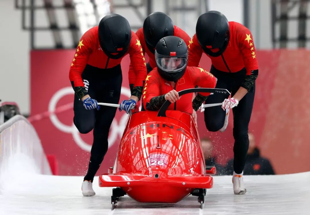 在今天上午进行的平昌冬奥会男子四人雪车项目中,来自