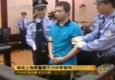 2008年7月1日上午,28岁的北京青年杨佳手持单刃刀具袭击了上海市公安