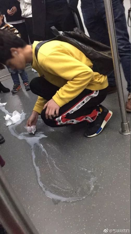 南宁地铁内白色液体流了一地,一男生低头下去做出这种