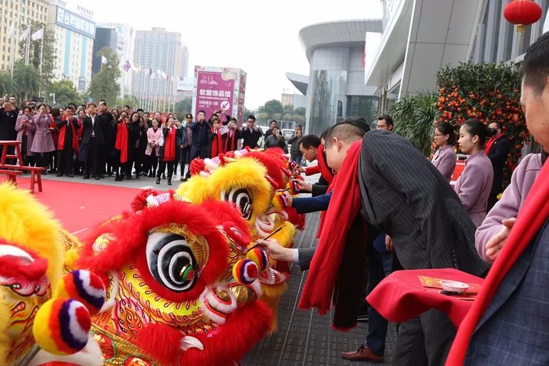 祥狮在此刻变得生猛活跃,伴随着轻快鼓点声,时而翻腾跳跃,时而翘首