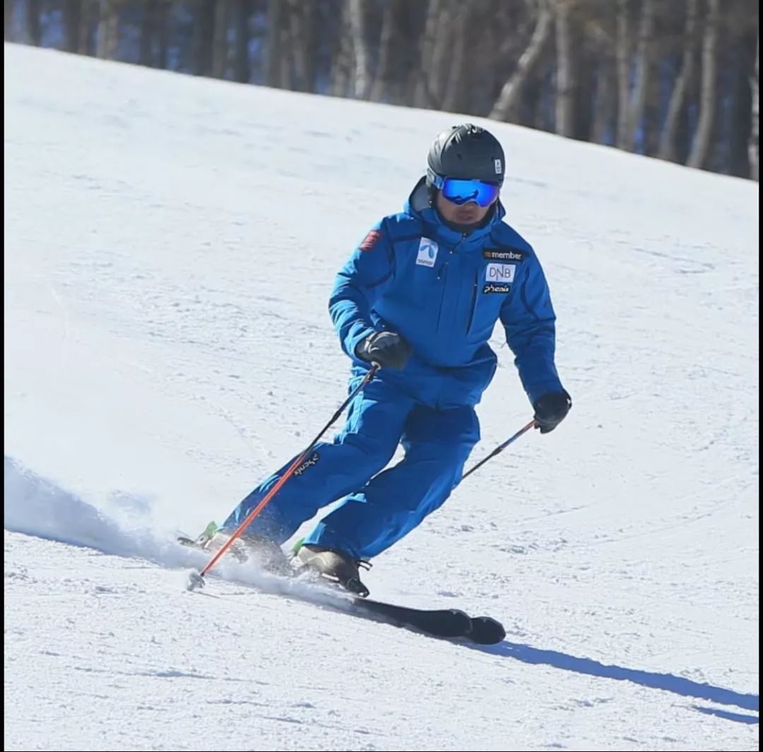 跟着大神学滑雪(9)| 陡坡滑行秒变梨式,敢问大神如何