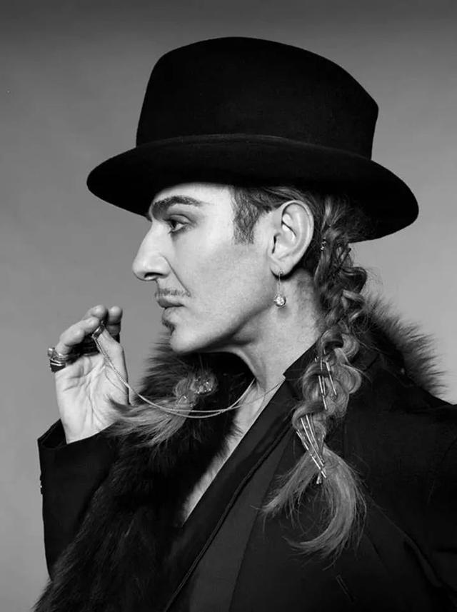 john galliano 约翰 加利亚诺(著名服装设计师)