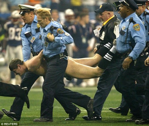 2004年美国超级碗,罗伯茨被警察抓住带出场外 图自每日邮报