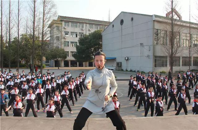 李志燕在青龙中学开展健身气功八段锦志愿教学活动,全体7年级350位