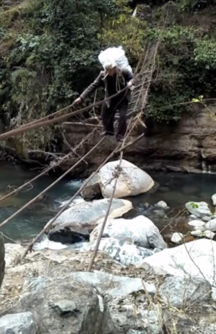 实拍大凉山的简易钢索桥,只有本地人敢走,游客望而却步