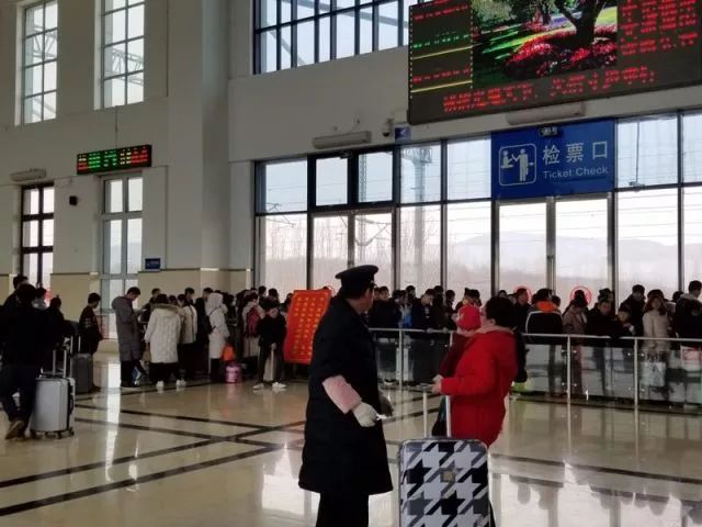 曲阜站职工热心帮助困难旅客平邑站乘降旅客组织有序郯城站客流平稳