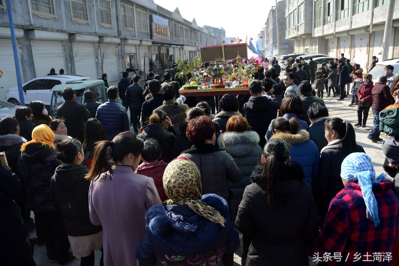 山东曹县桃源集后街村村民敲锣打鼓,载歌载舞进行花供巡游.