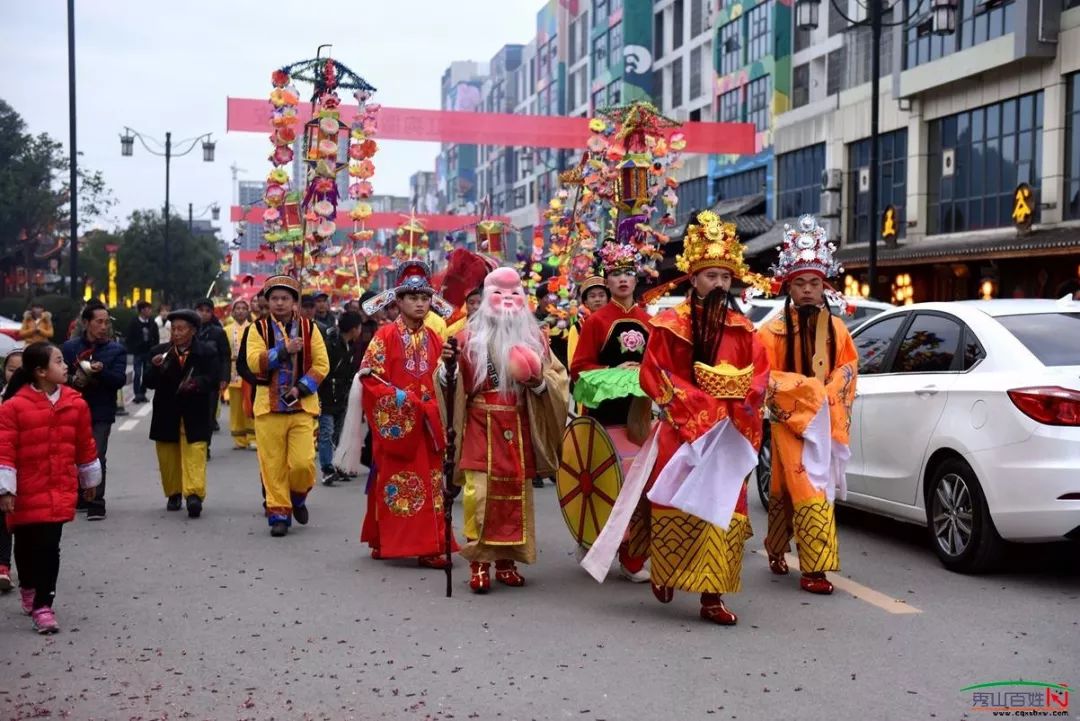 秀山凤凰山花灯民俗旅游区举行"迎新春,开财门"活动