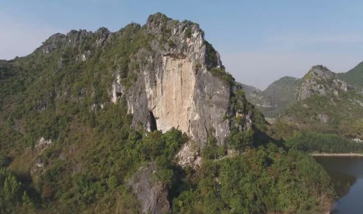 航拍曝光崇左采石场频繁爆破令山石滚落是否阵痛环保督察神经