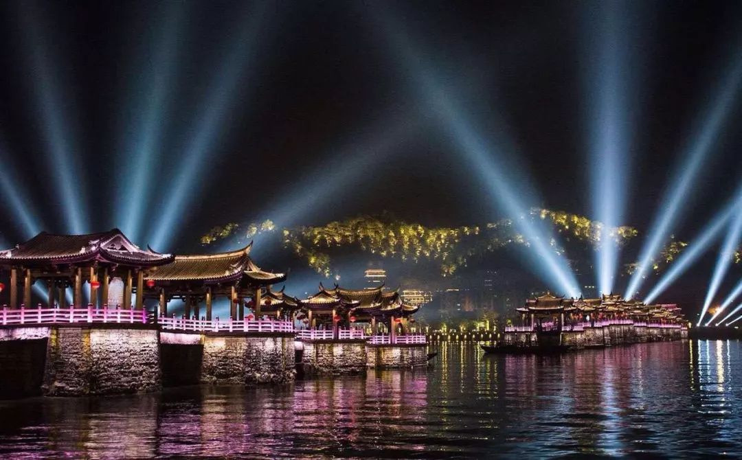 娱乐 正文  近日潮州的湘子桥开启灯光秀,吸引的旅客达到了前所未有的