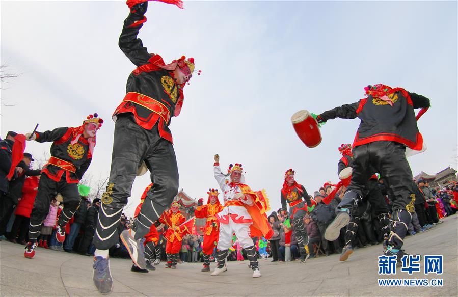 沧州孟村回族自治县文艺中心广场,来自大高河村的村民在表演落子舞