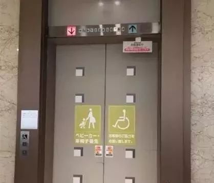 楼梯  日本商场里都设有专门提供给残疾人,带小孩的母亲的电梯