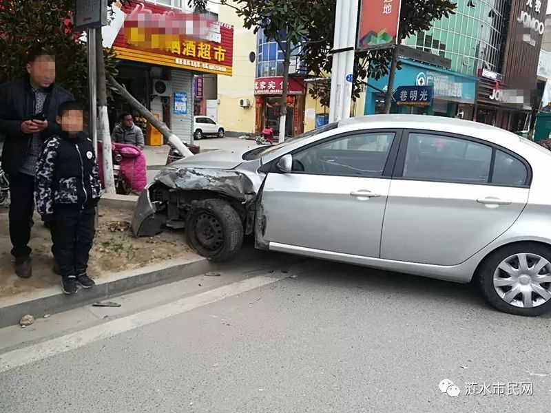 网友爆料:昨天下午,在涟水县渠北东路发生一起车祸,两辆轿车相撞,两车