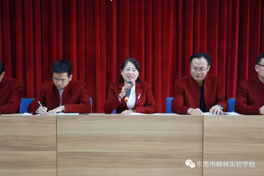 会议由初中部周开文主任主持,总校长王中辉在会上就新学期的工作做了