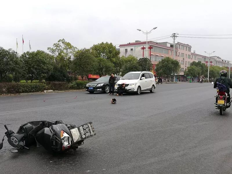 【本地】沙子岭105国道上发生一起车祸,伤者摔离摩托车好远.