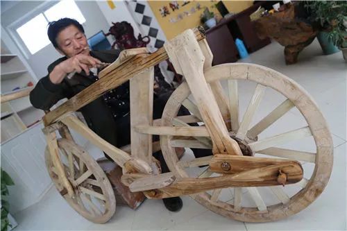 平凉农民发明可骑木头自行车,能载200斤成年人