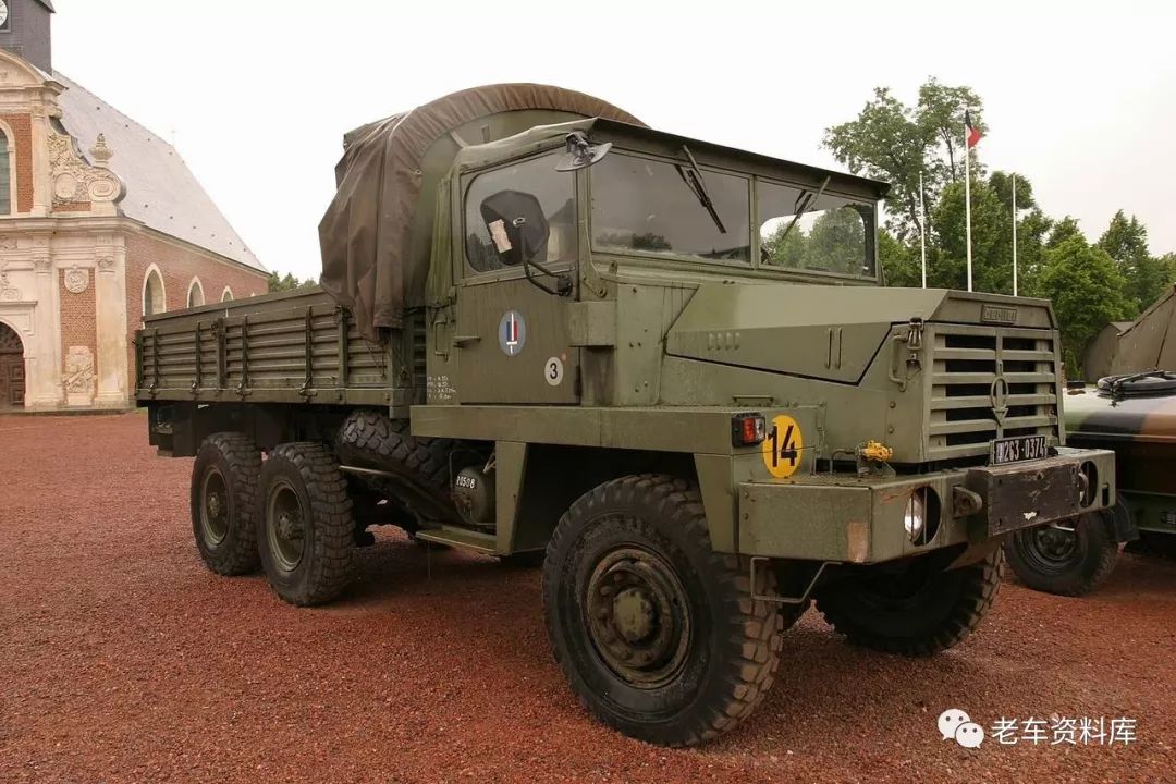 解放军炮兵部队中的法国卡车 berliet gbc 8kt