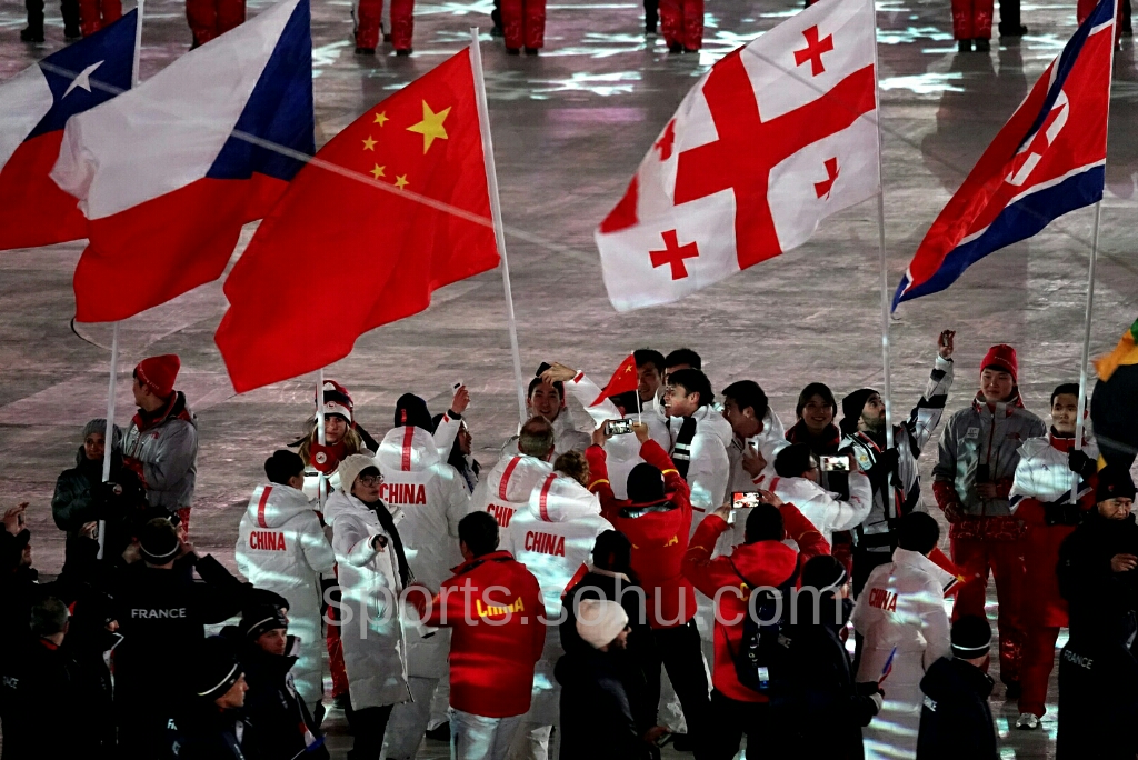 前方图:平昌冬奥闭幕式 节目精彩武大靖举国旗