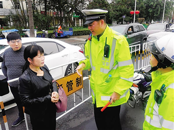 母亲病逝江苏男子一家滞留海口 交警开辟特殊通道